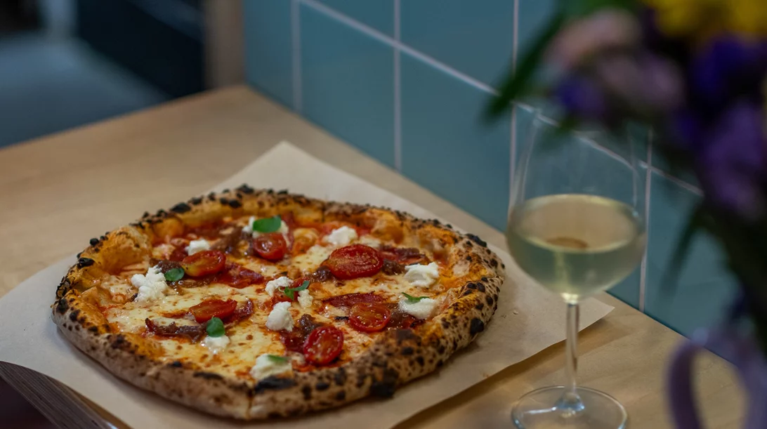 Η φίνα πίτσα που φέρνει κάτι από Νάπολη στα Εξάρχεια