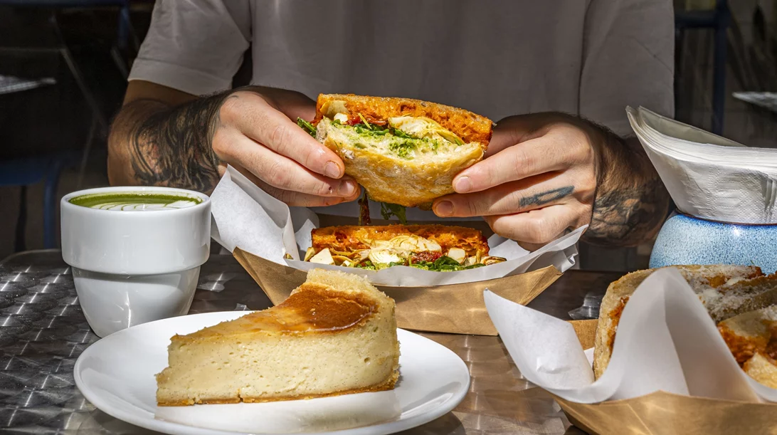 Στο Alouatou, τον φούρνο που γίνεται μπιστρό στα Εξάρχεια