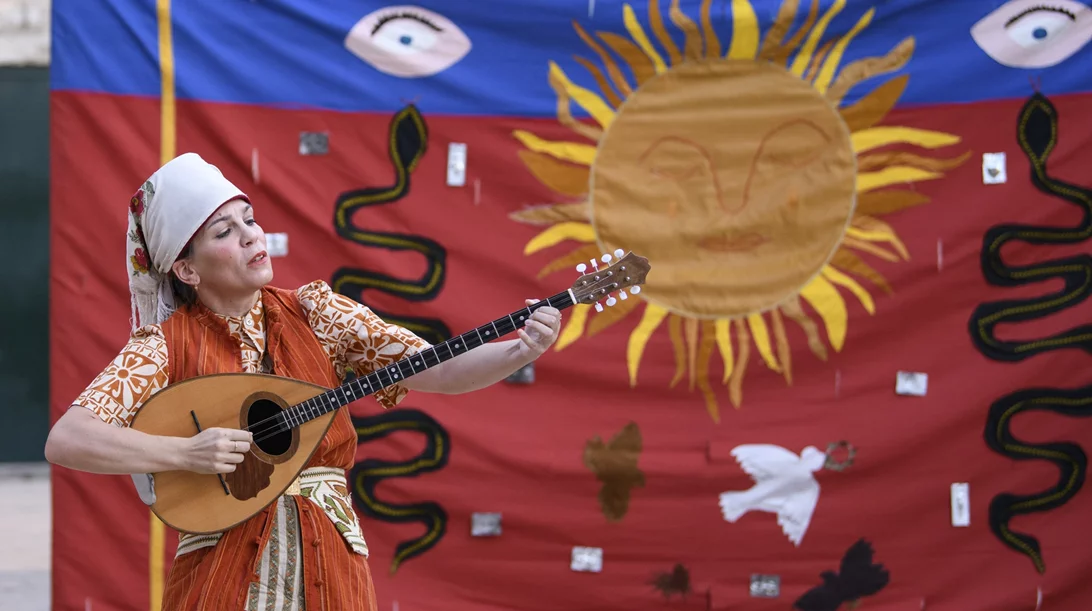 "Πλούτος": Νέες φωτογραφίες από την παράσταση που μας συστήνει λιγότερο γνωστά αρχαία θέατρα της Ελλάδας