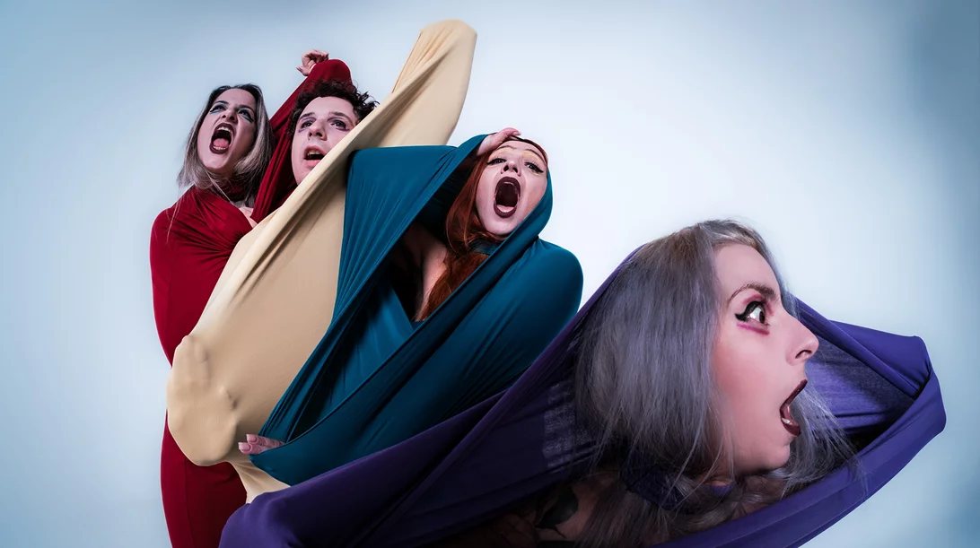 Η θεατρική ομάδα κωφών "Τρελά Χρώματα" είναι σε "Κατάσταση πολιορκίας"