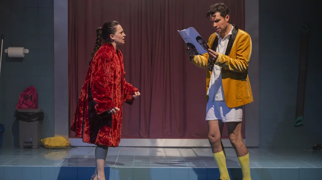 Ο Ορφέας Αυγουστίδης βάζει ξανά το κοστούμι του "Άσχημου"