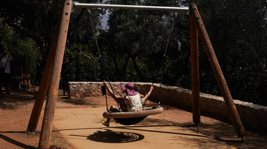 Μια υψηλών προδιαγραφών παιδική χαρά εγκαινιάστηκε στη γειτονιά της Ακρόπολης