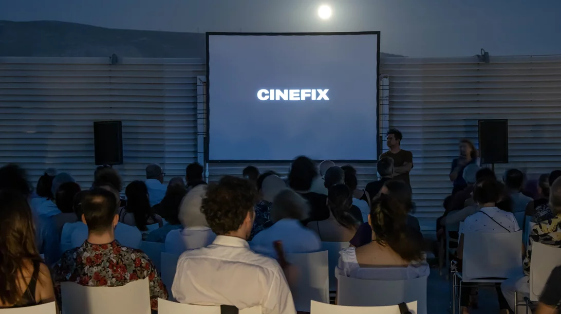 Ένα διαφορετικό σινεμά στήνεται στη μαγευτική ταράτσα του ΕΜΣΤ για την οποία μιλάει όλη η πόλη