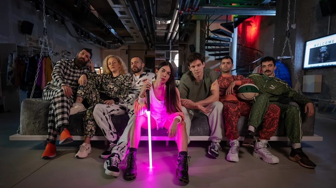 "Ρωμαίος και Ιουλιέτα" με φωτόσπαθα και αθλητικά στο Θέατρο Χώρος