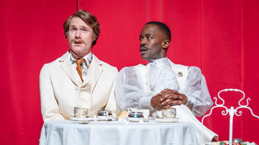 Μέγαρο Μουσικής Αθηνών: Το Εθνικό Θέατρο της Αγγλίας αναμεταδίδει την απολαυστική κωμωδία του Όσκαρ Ουάιλντ "Η σημασία να είσαι σοβαρός"