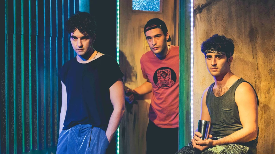 "The aliens": Ο Μιχάλης Πανάδης ανεβάζει τη μαύρη κωμωδία της Άνι Μπέικερ