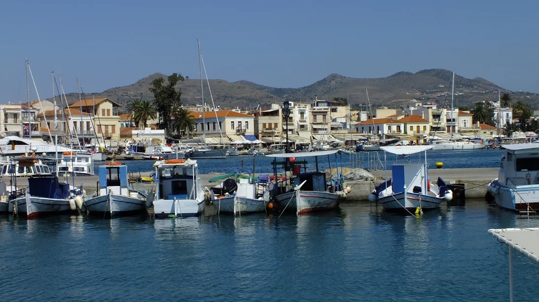 Δύο νέες εκθέσεις του εικαστικού Γιώργου Ξένου μάς καλούν να δούμε την Αίγινα με άλλο μάτι