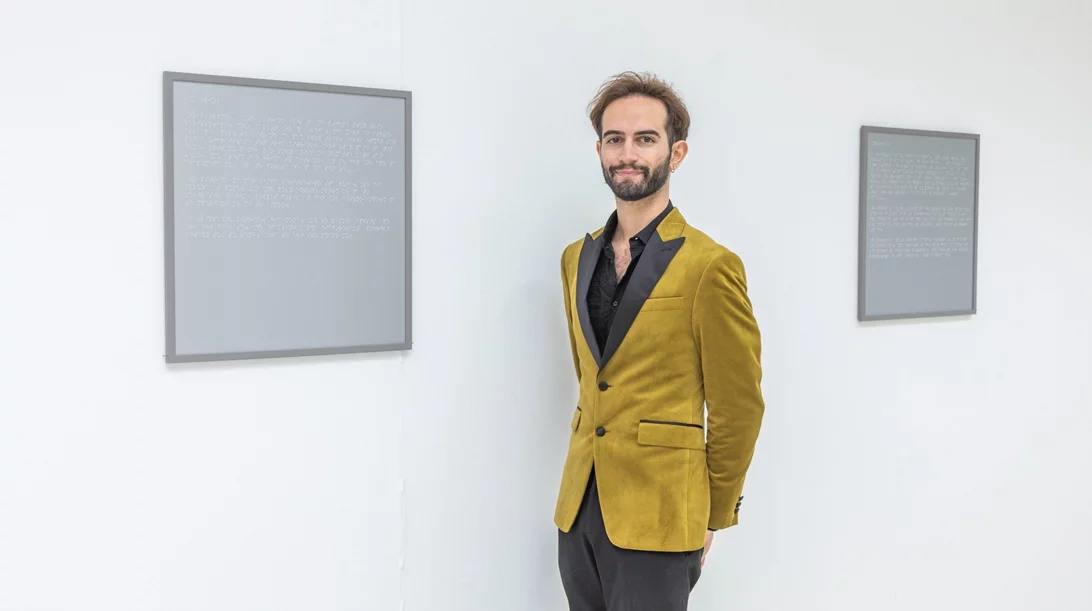 Η έκθεση "braille" του Δημήτρη Καπετάνου μας κάνει να σκεφτούμε το ζήτημα της προσβασιμότητας στον χώρο της τέχνης και όχι μόνο