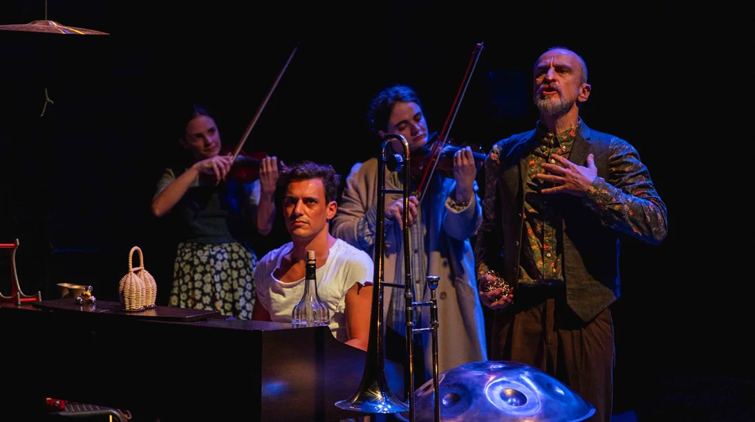 "Η κόρη του λοχαγού": Εορταστική προσφορά για την παράσταση του Κωνσταντίνου Ασπιώτη στο Σύγχρονο Θέατρο