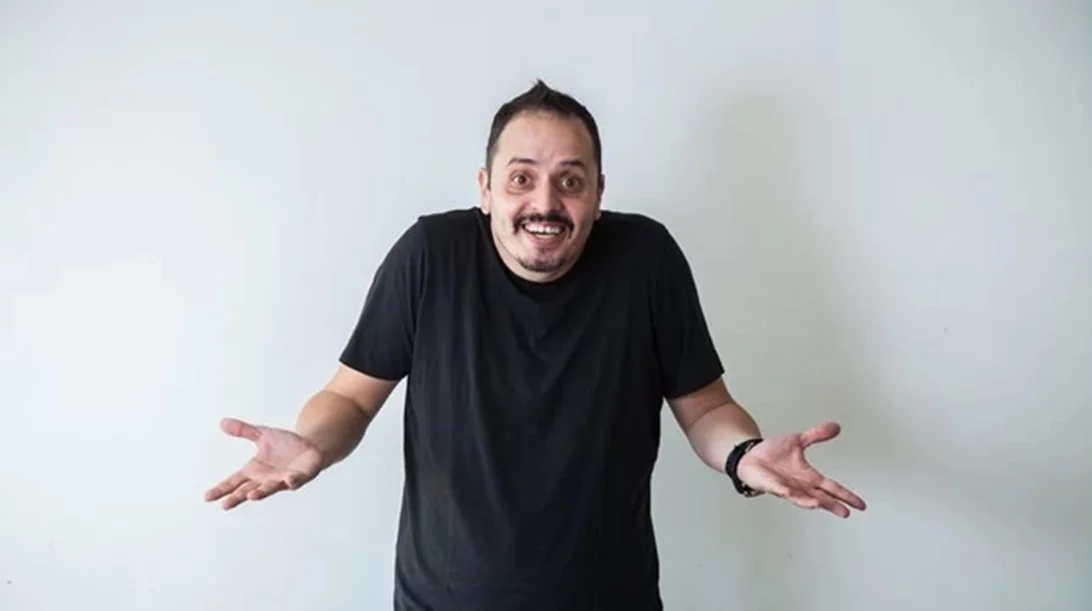 Ο Αλέξανδρος Τσουβέλας προσπαθεί για λίγο ακόμη να μας πείσει πως δεν είναι 'Εξωγήινος'