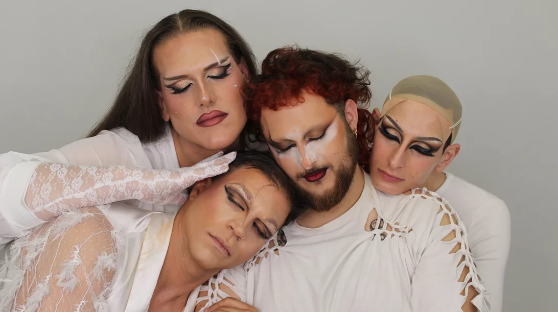 "Οι εστριμμένες" drag queens Τάμμυ Τσανάκα, Μελιστάλακτη, Σούκα ντε λα Μπλιάτ, Ανδρομέδα Μπολς στον Μικρό Κεραμεικό