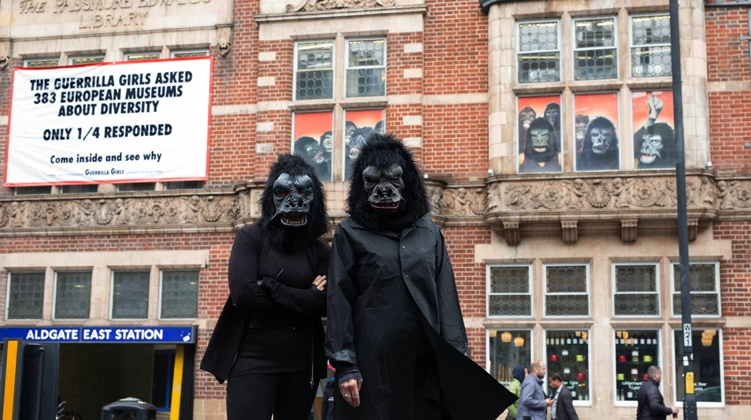 Guerrilla Girls: "Ο καλύτερος τρόπος να κάνεις ακτιβισμό είναι να νιώθεις ταυτόχρονα χαρούμενος και εξαγριωμένος"