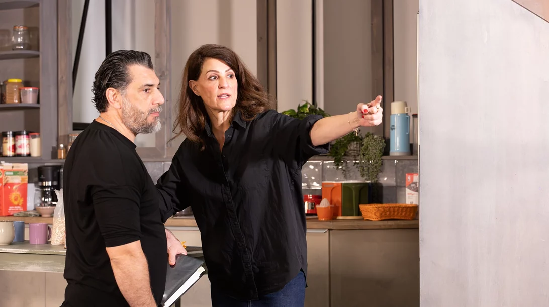 "Tiny Beautiful Things": Μπήκαμε στην πρόβα με τη Νία Βαρντάλος