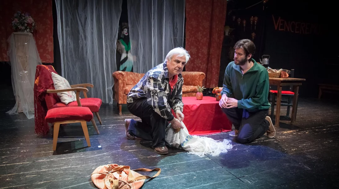 "Φοβάμαι, ταυρομάχε": Το έργο που υμνεί την αποδοχή της διαφορετικότητας για λίγες ακόμα παραστάσεις στο θέατρο Μεταξουργείο