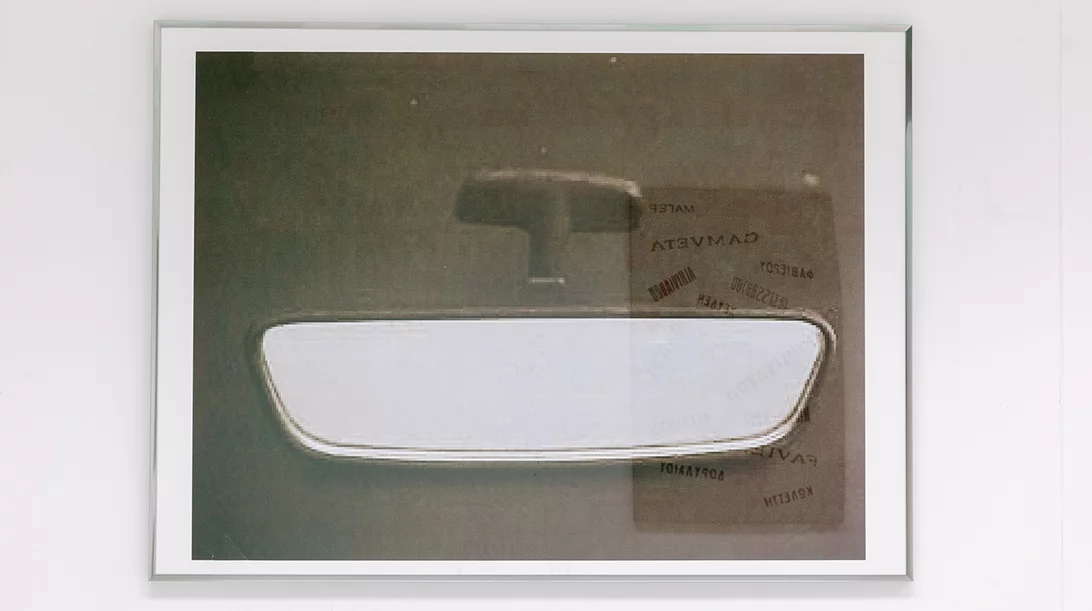 "Body Panels Mirrors Lights": Οι πολυδιάστατες εικαστικές συνδέσεις της Ραλλούς Παναγιώτου