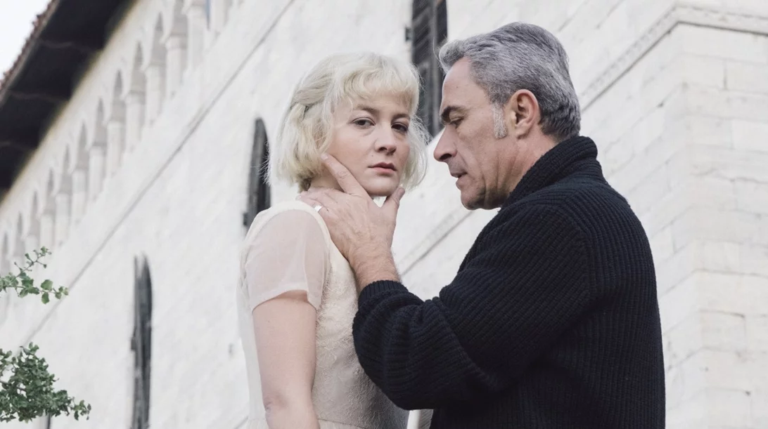 "Αφροδίτη με τη γούνα" με τους Θανάση Κουρλαμπά και Αμαλία Νίνου στο Άνεσις