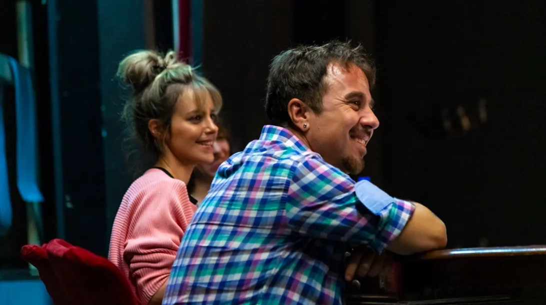 Πρώτες φωτογραφίες από το "Φιλιά, Όσκαρ…" με τον Θανάση Τσαλταμπάση