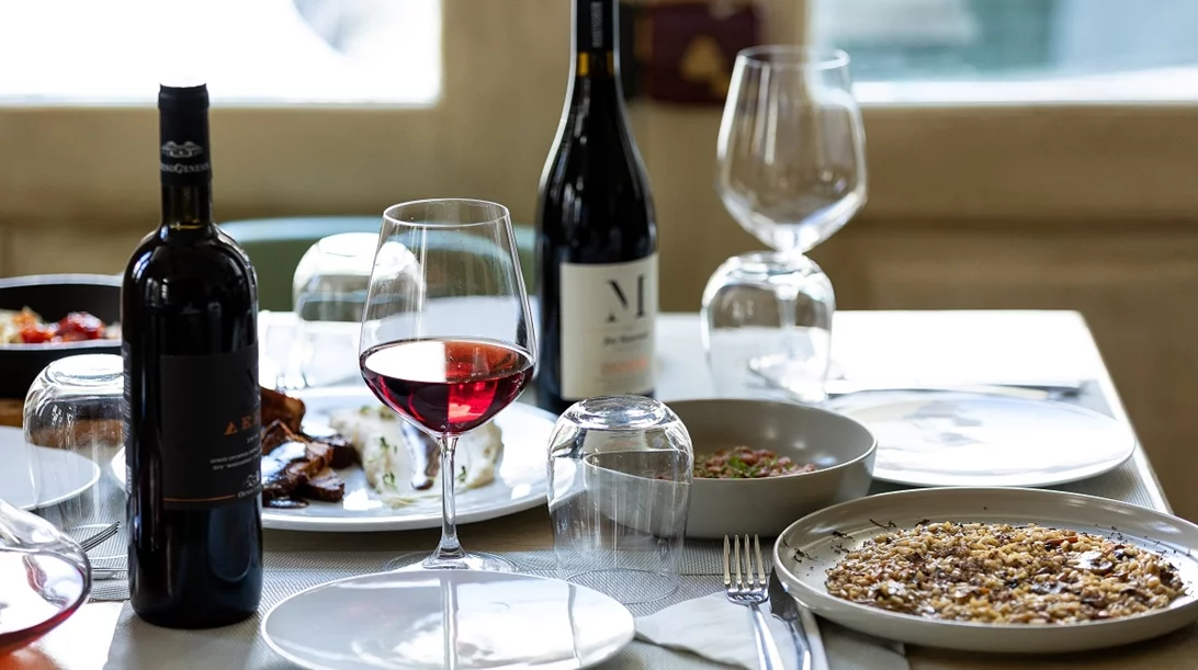 Από τον Gordon Ramsay στο Θησείο: Νέος σεφ του "Retro Gastro Funky Taverna" ο Δημήτρης Μπαλαούρας