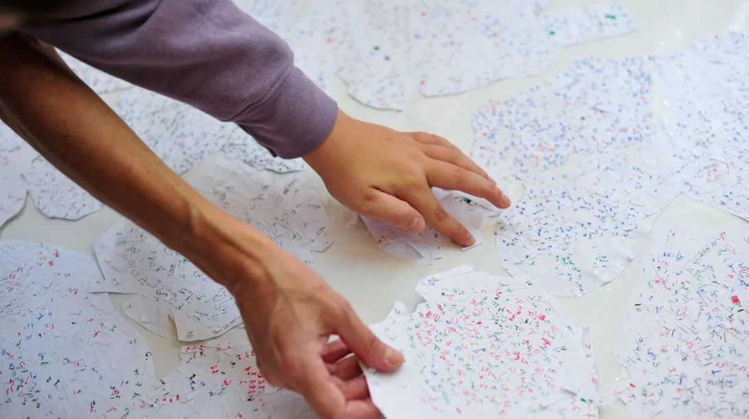 "Μέσα στο Μυαλό του Άλλου": Μαθητές δημοτικού και καλλιτέχνες στήνουν μια ομαδική έκθεση στο Κέντρο Τεχνών