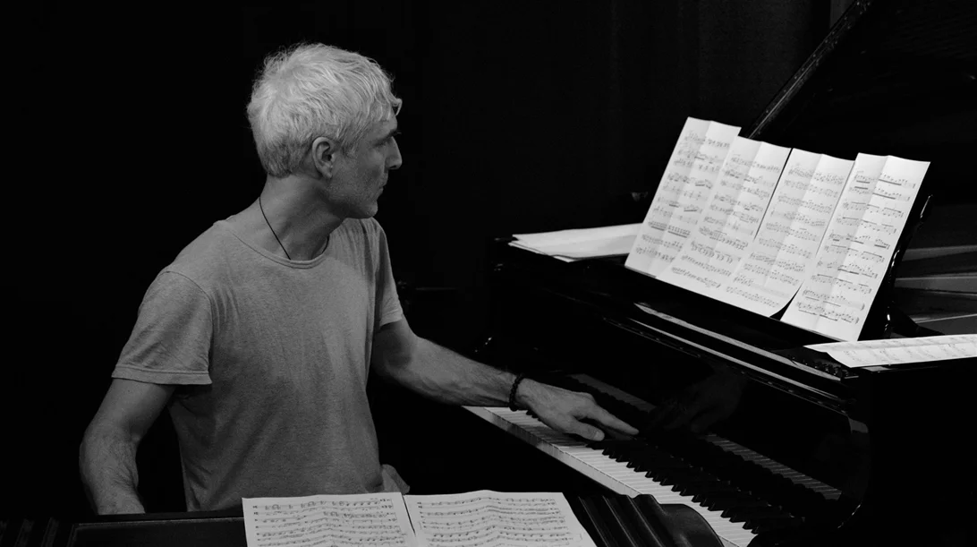 Ο Αντώνης Ανισέγκος σε ένα μοναδικό πιάνο σόλο