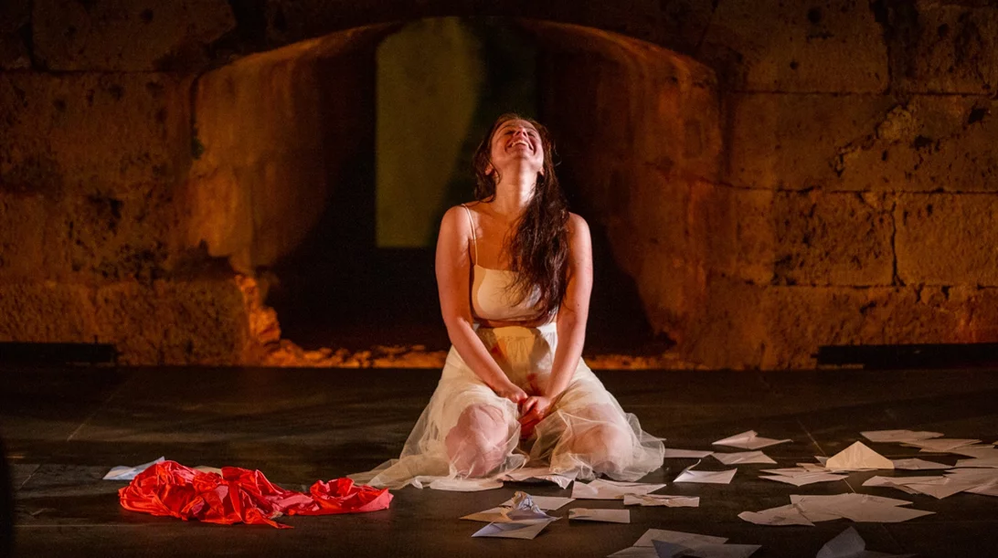 Τρία κεφαλαία από την ζωή μιας γυναίκας στο "Κόκκινο"