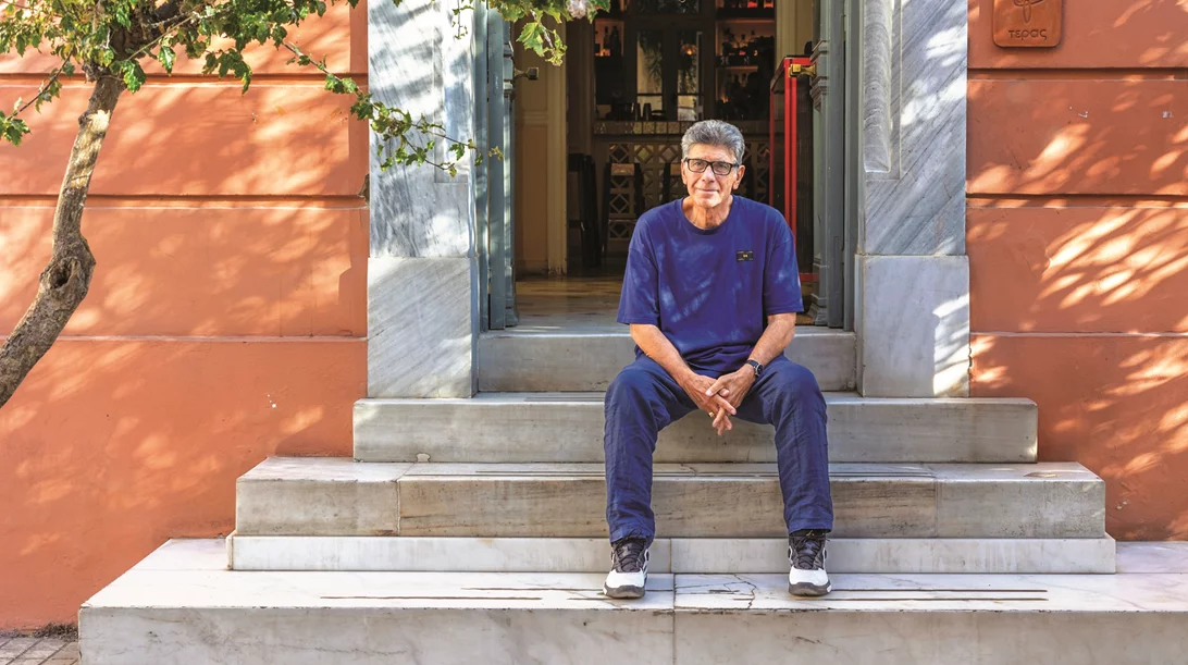 Για τον Γιάννη Μπέζο, το θέατρο είναι ο τόπος όπου ξαναβρίσκεις τον άνθρωπο