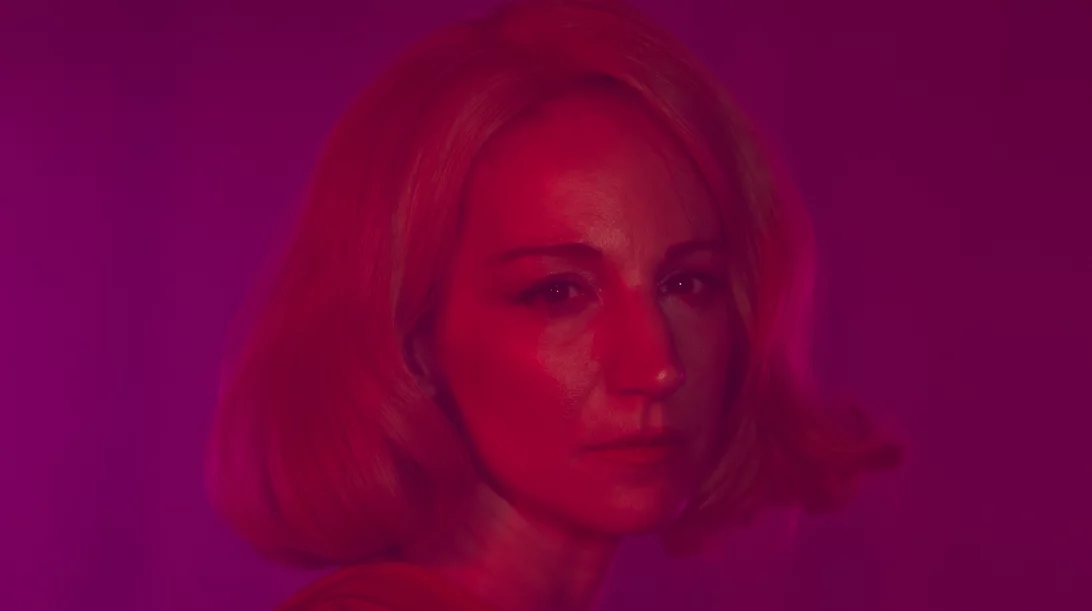 Στέγη: Η Στεφανία Γουλιώτη συναντά 100 άνδρες, ηθοποιούς και μη, σε 24 ώρες