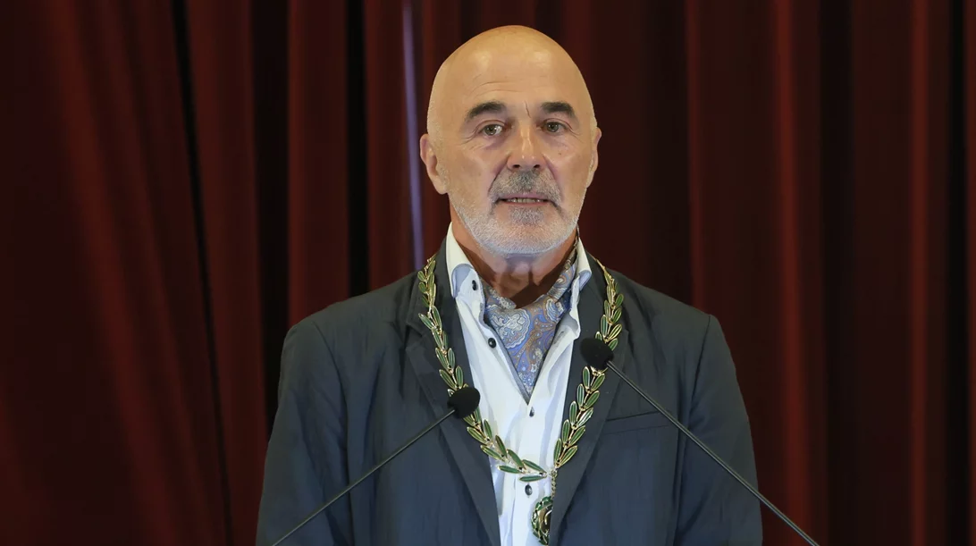 Ο Στάθης Λιβαθινός κι επίσημα ο πρώτος ακαδημαϊκός στην έδρα της Θεατρικής Τέχνης