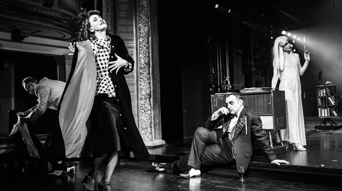 Πρώτες εικόνες από το "Πονηρό πνεύμα" του Γιάννη Χουβαρδά λίγο πριν την πρεμιέρα του στο Εθνικό