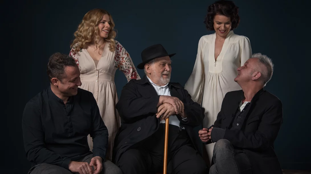 "Πώς να σωπάσω...": Η παράσταση επιστρέφει στη μνήμη του Κώστα Καζάκου