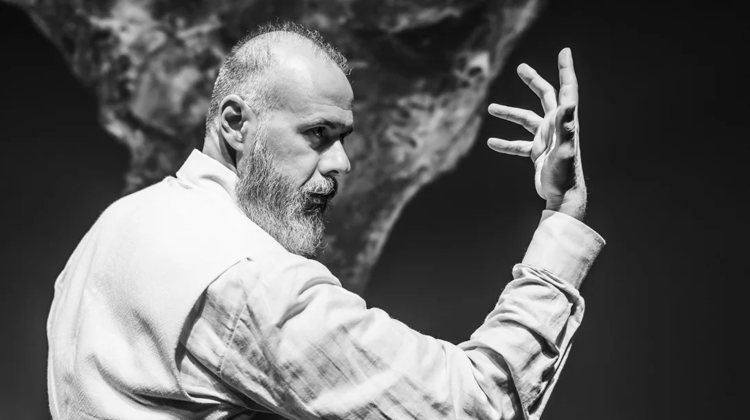 Επέτειος για τον Γιάννη Καλαβριανό με δύο παραστάσεις στο ιστορικό Αμφι-θέατρο