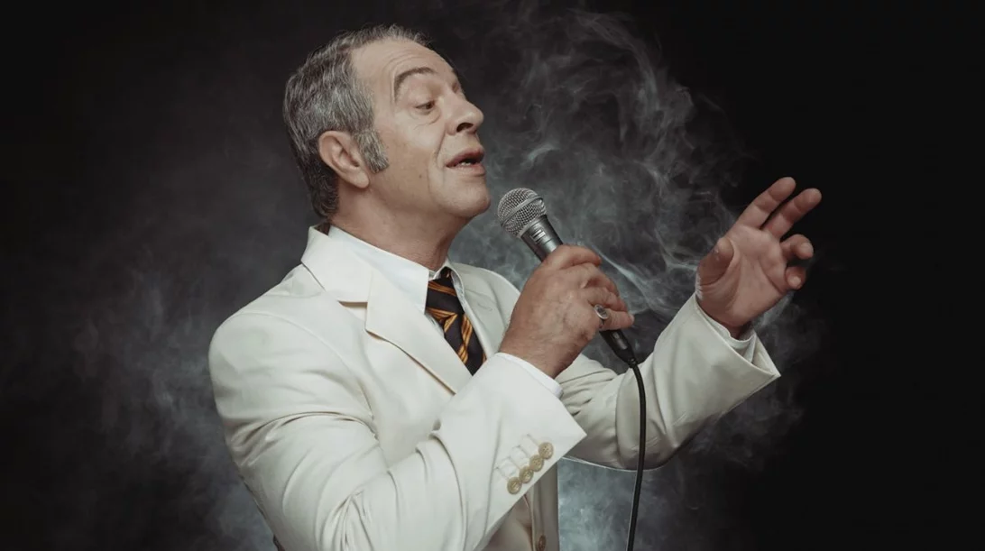 "Τα πήρες όλα κι έφυγες": Ο Γιάννης Τσορτέκης μεταμορφώνεται στον Στράτο Διονυσίου