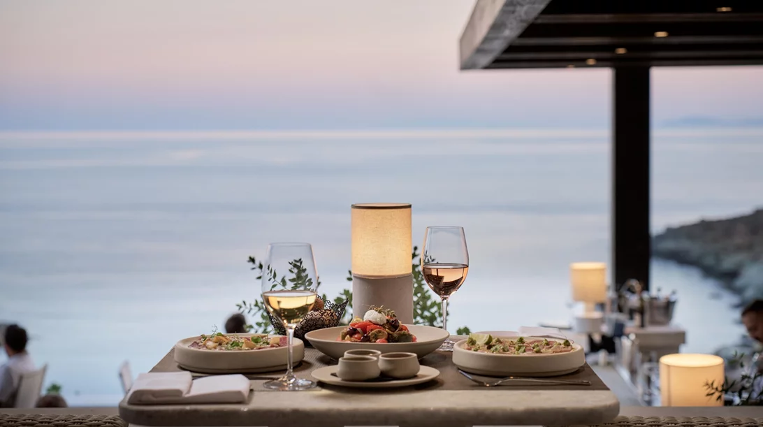 Eos και Nosti στο Odera Tinos: Γευστική απλότητα με τηνιακό φόντο