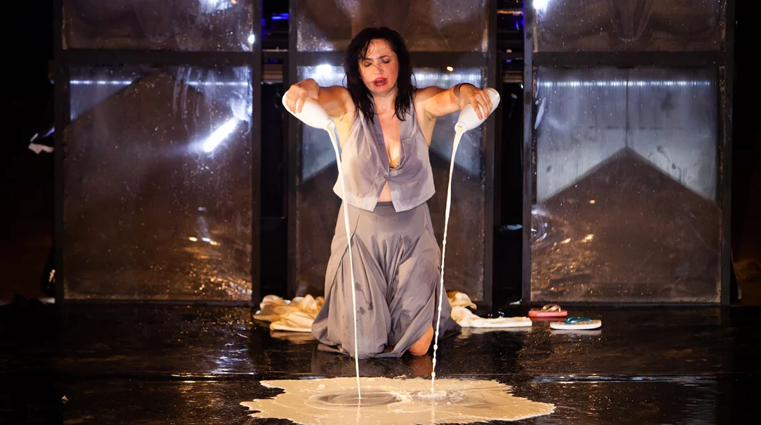 "Μήδειας μπούρκα": Το Θεσσαλικό Θέατρο στην Αθήνα με τη βραβευμένη παράσταση για την ηρωίδα - σύμβολο