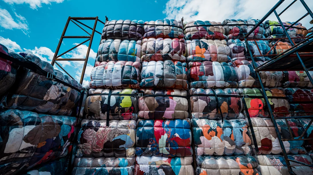 "Return to Sender": Νιάρχος και ΕΜΣΤ φέρνουν μια υπαίθρια εγκατάσταση στην Αθήνα