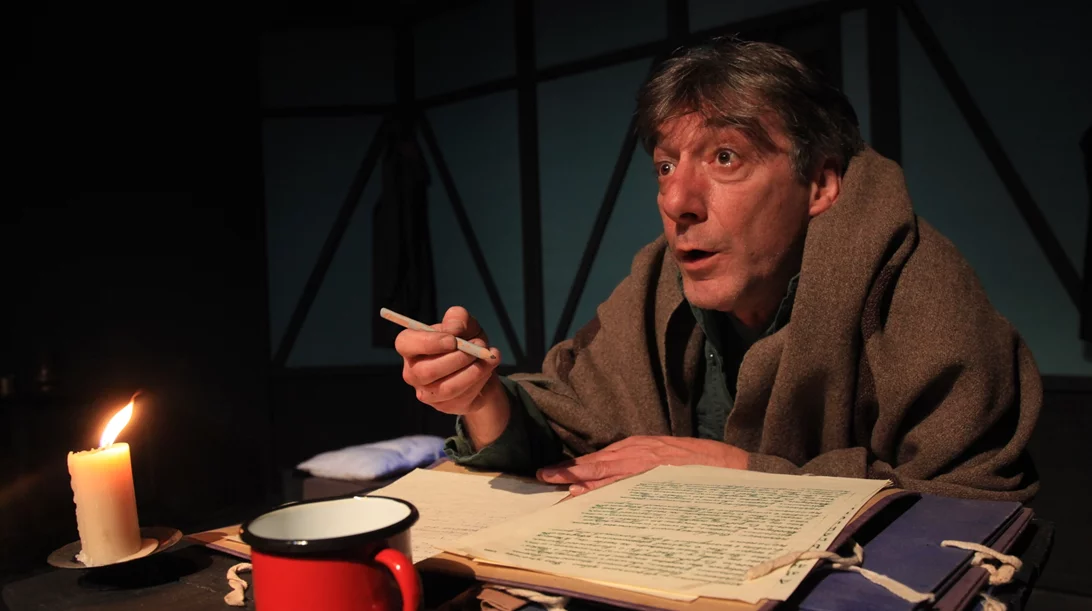 "Το παλτό" του Νικολάι Γκόγκολ: Για 7η χρονιά επιστρέφει η παράσταση του σπαρακτικού, γλυκόπικρου έργου