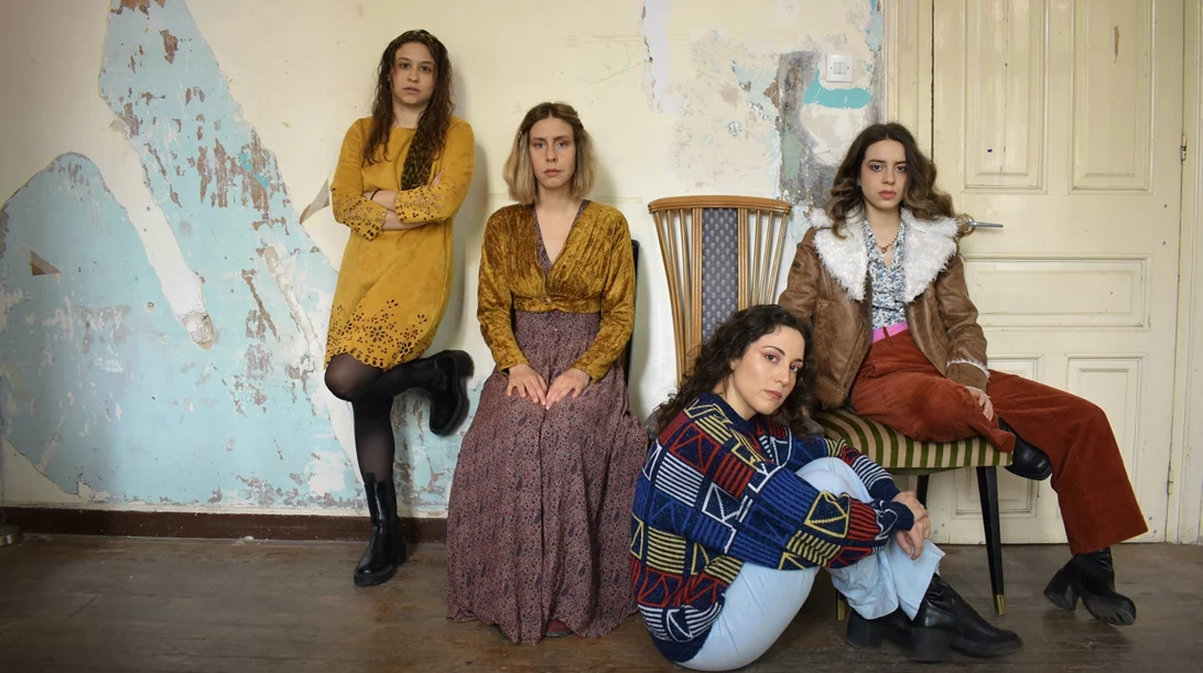 "Ψάρια στη γυάλα": Ένα φεμινιστικό έργο έρχεται με νέα ματιά στο Θέατρο "Μπέλλος"