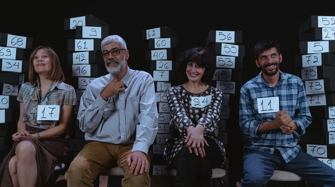 "Interview": Η ομάδα Εμείς μοιράζεται αναμνήσεις από την πολυταξιδεμένη παράσταση