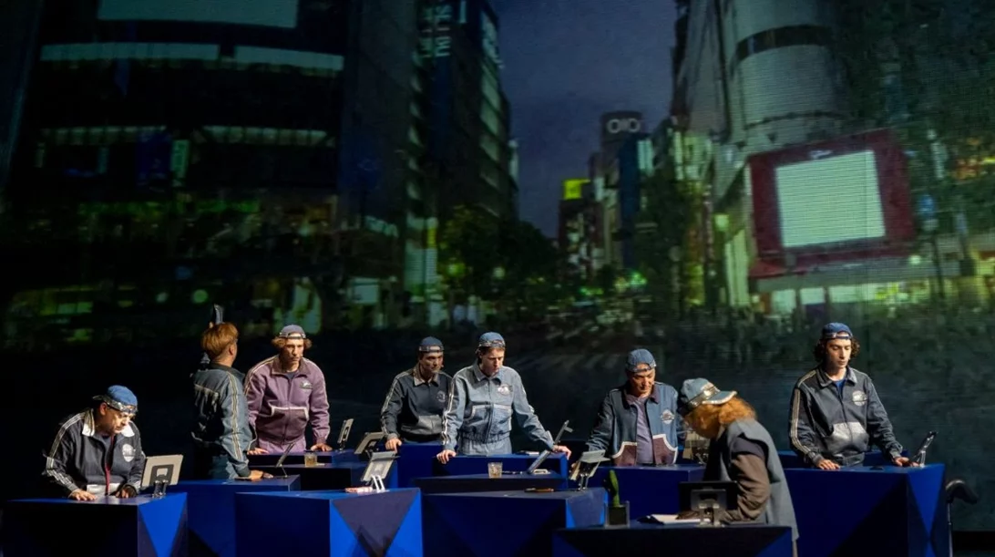 Ρούλα Πατεράκη στο ΚΘΒΕ: Στιγμές από την πρωτοποριακή παράσταση για τον Τζον φον Νόιμαν