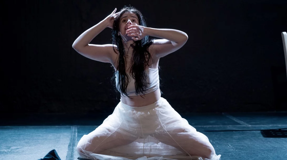 "Της λήθης": Η περφόρμανς της Χριστίνας Κυριαζίδη επιστρέφει στο θέατρο Φούρνος