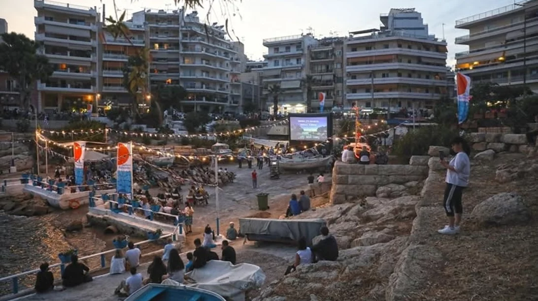 Υπαίθριο σινεμά με φόντο τη θάλασσα στον Πειραιά