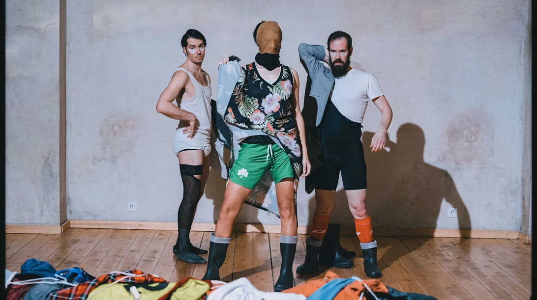 "Τι είναι αυτό που με κάνει αγόρι;": Μία παράσταση που ανοίγει τη συζήτηση περί αρρενωπότητας και… άλλων δαιμονίων