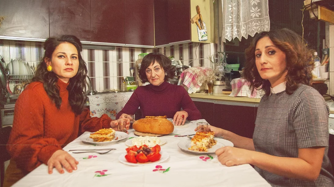 "Μάλο Μόμε ή μικρό κορίτσι": Ένα έργο για την ενηλικίωση μέσα στην ξενιτιά