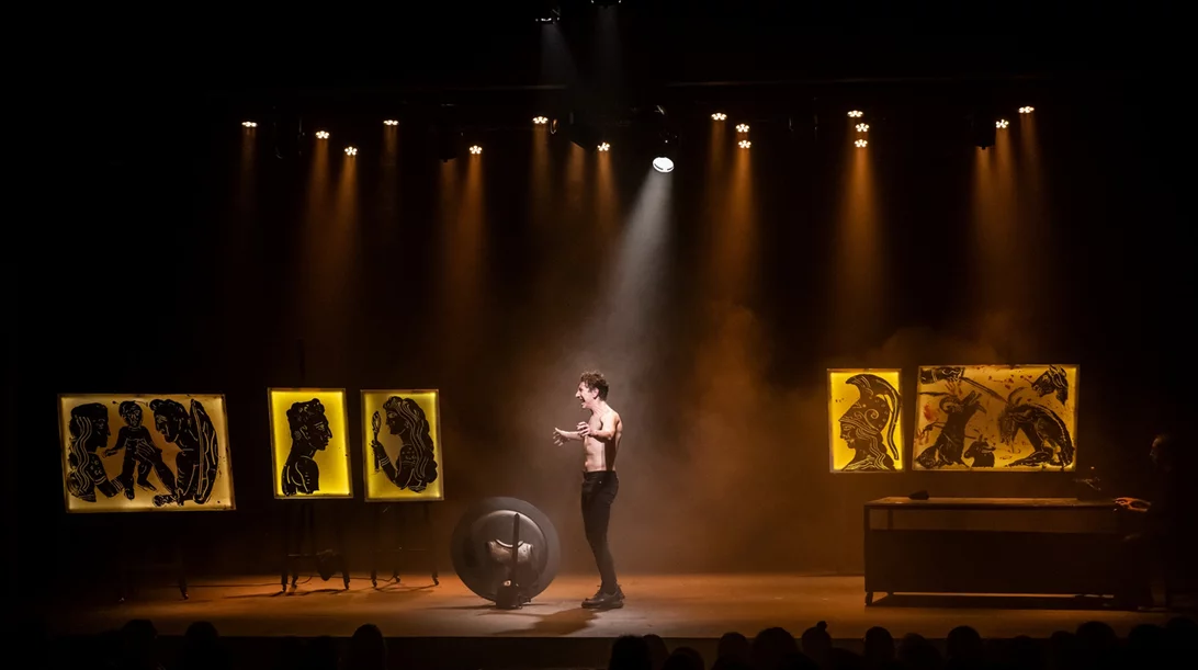 "Θέατρο και ατελιέ γίνονται ένα" στην έκθεση του Απόστολου Χαντζαρά