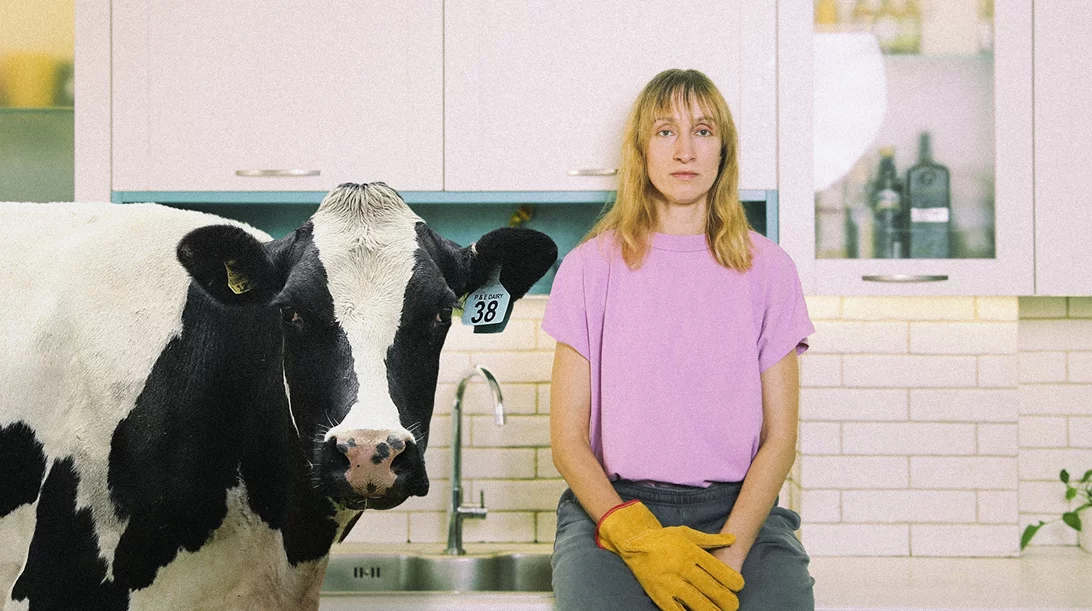 "Cow Deer": Πώς μοιάζει μια παράσταση, με βασικές πρωταγωνίστριες μια Αγελάδα και μια Ελαφίνα;