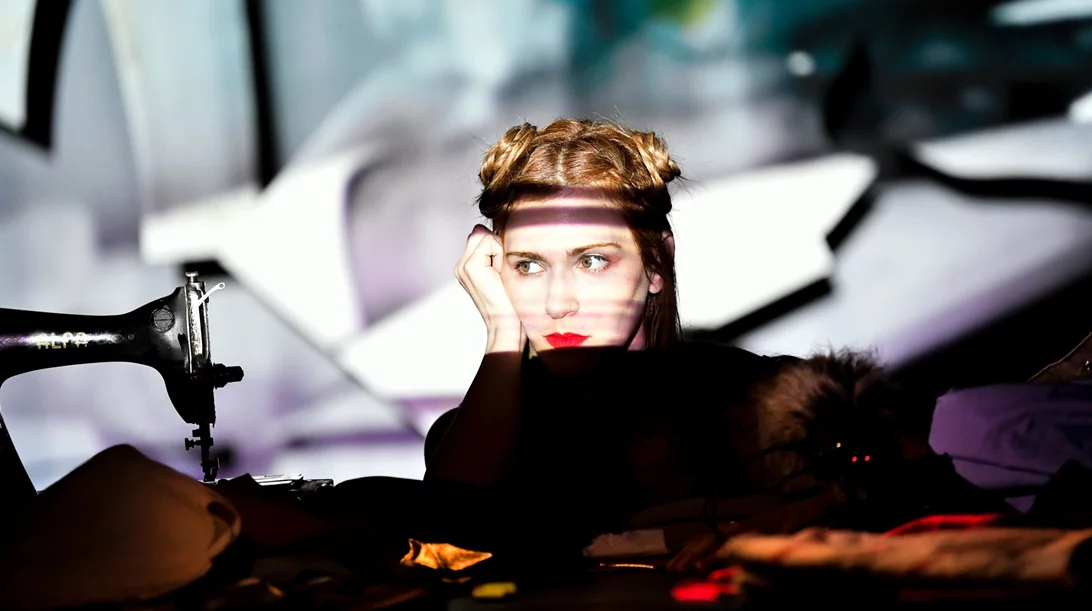 "Τι να κάνουμε;": Το ερώτημα που γίνεται παράσταση από την Έλλη Παπακωνσταντίνου