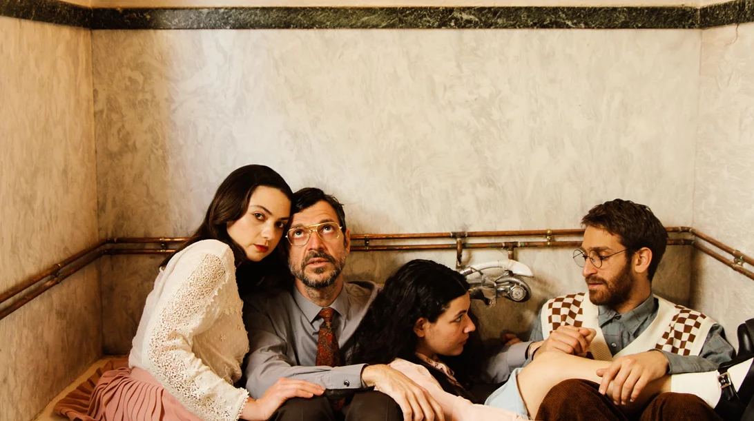 Δύο παραστάσεις σε μη θεατρικούς χώρους