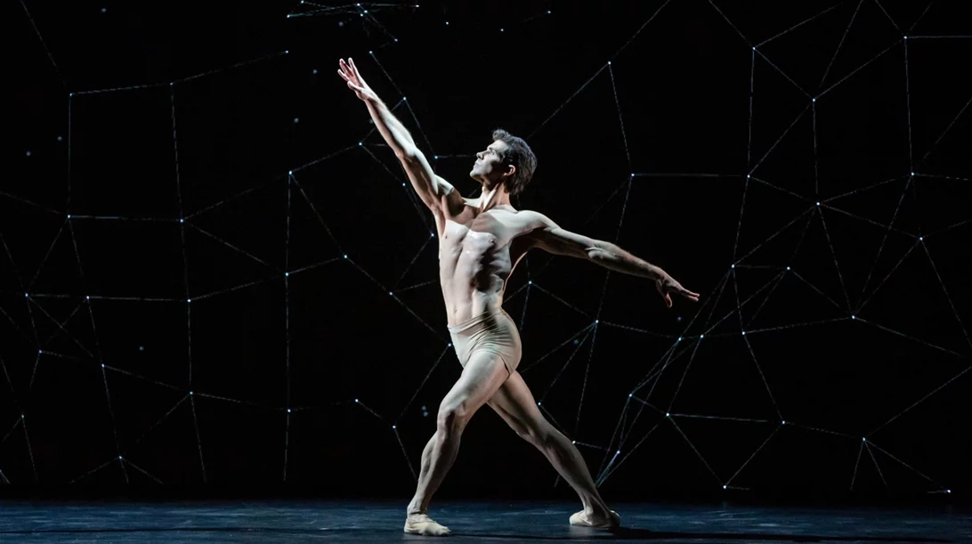 Pierre Cardin: Όταν η μόδα συναντά το διάστημα στο "Χορό του Γαλαξία"