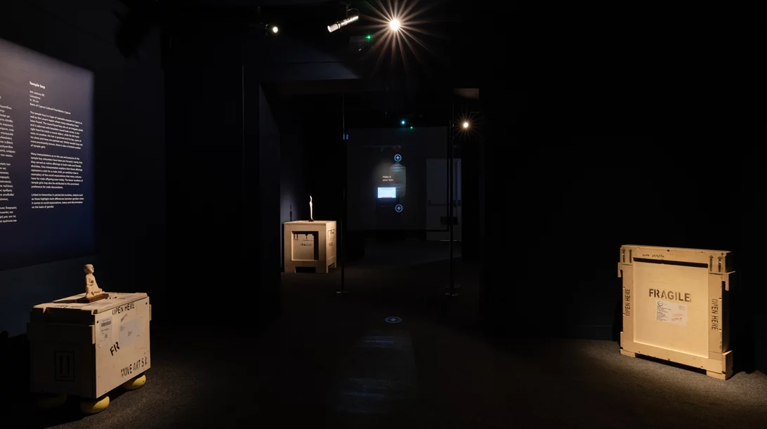 Μια τριλογία θεματικών εκθέσεων στο Μουσείο Κυκλαδικής Τέχνης επανεξετάζει ταυτότητες, συγκρούσεις και τέχνη