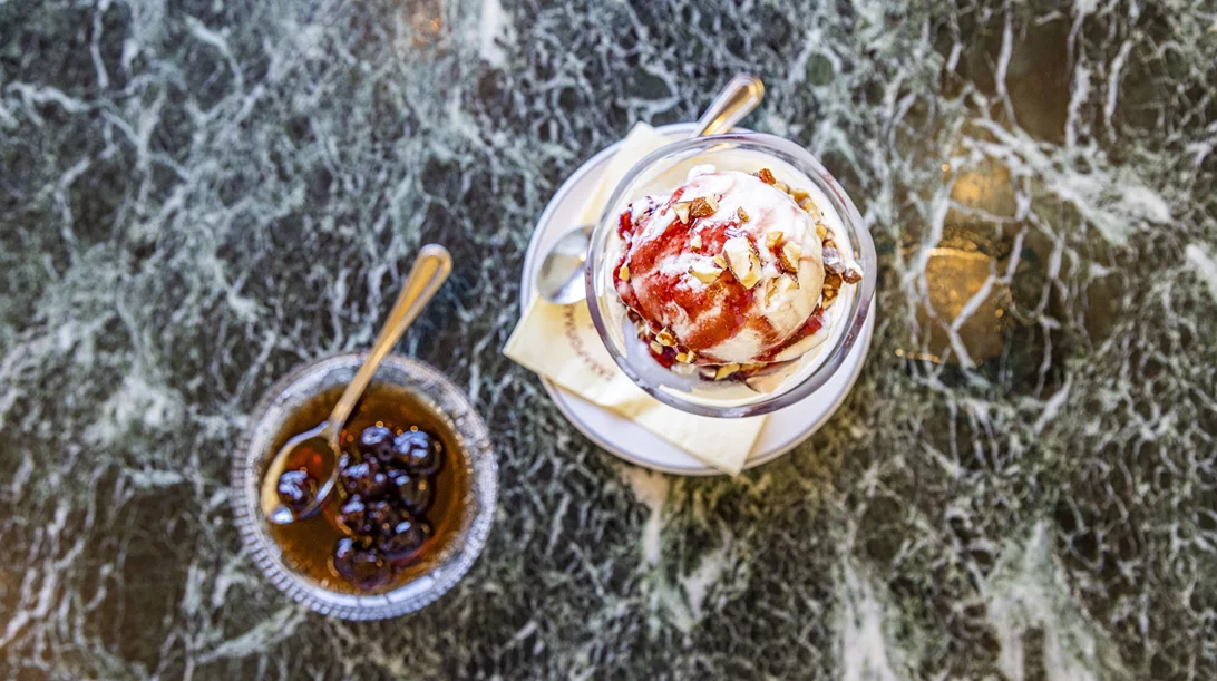 Σε ένα από τα πιο παλιά γαλακτοπωλεία του Πειραιά, τρως παγωτό με ιστορία 90 χρόνων